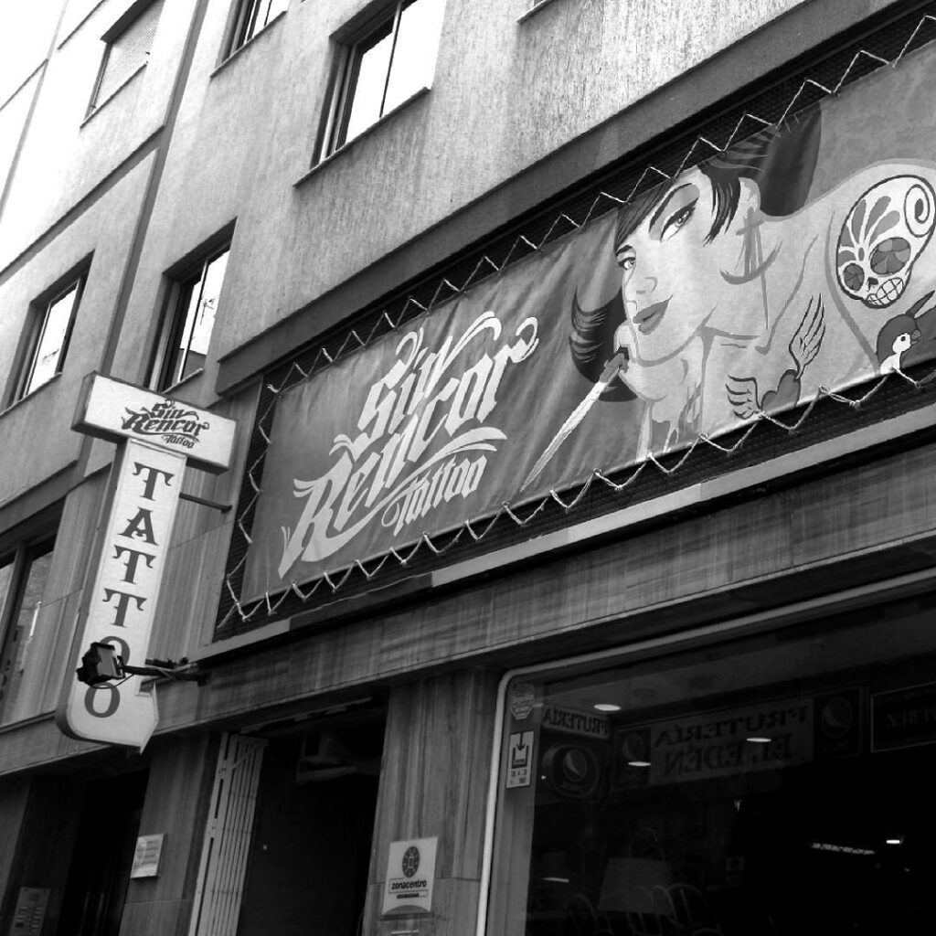Artista del tatuaje contacto